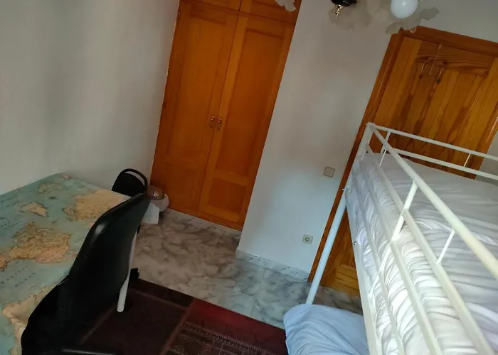 Habitacion Privada, Luminosa Y Bien Comunicada