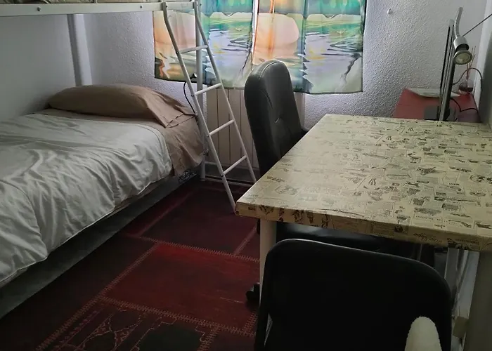 Habitacion Privada, Luminosa Y Bien Comunicada